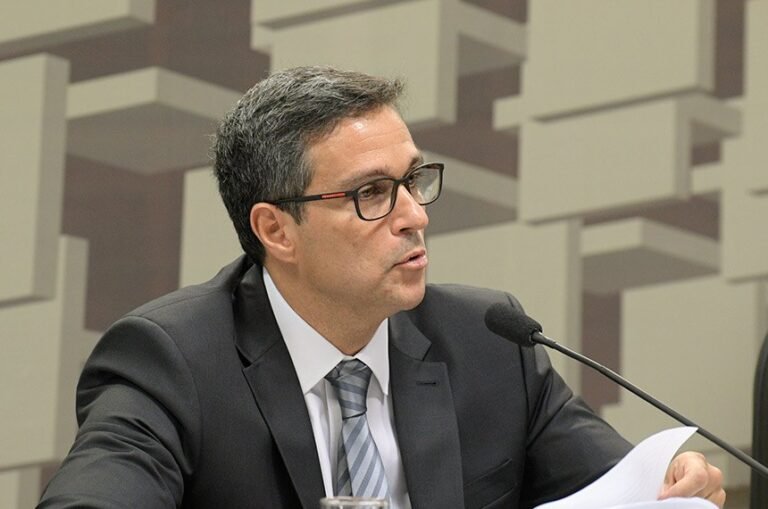 Campos Neto diz que dólar forte é problema, mas situação do Brasil tem sido melhor