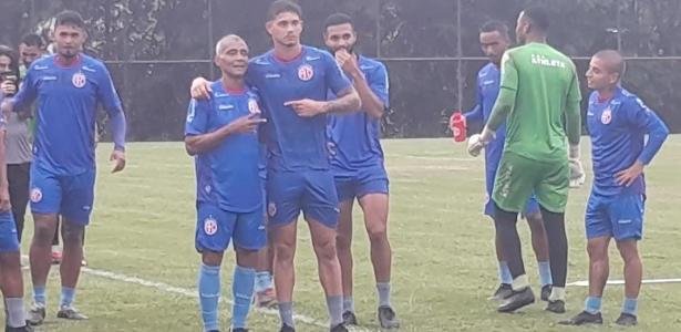 Filho, gol, ‘BBB’ e fila para foto: o primeiro treino de Romário no America