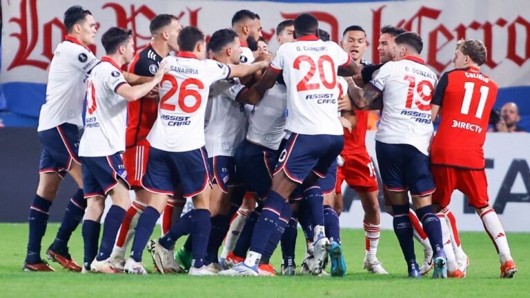 Era vermelho? Entrada absurda em Nacional x River Plate rende pancadaria em jogo apitado por Daronco; veja