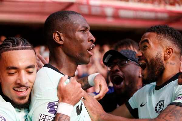 Chelsea consegue virada em dois minutos e sonha com vaga europeia