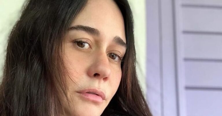 Alessandra Negrini mostra a filha em rara aparição