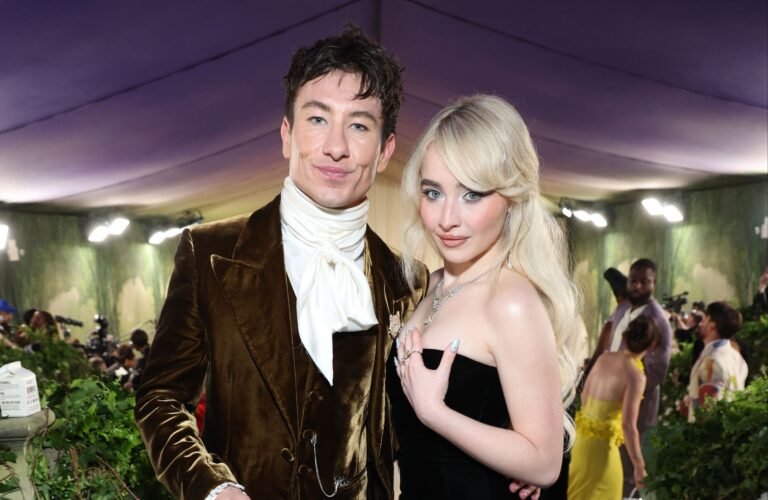 Alice e Chapeleiro? Barry Keoghan e Sabrina Carpenter posam juntos no Met Gala | CNN Brasil