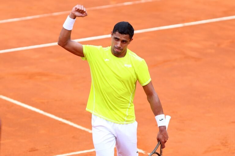 Monteiro faz ponto espetacular e vence na segunda rodada do Masters de Roma