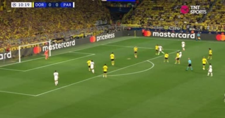 Dembélé arrisca chute de longe e pega mal na bola