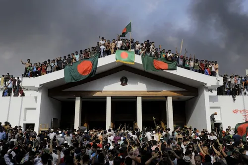 Militares tomam o poder em Bangladesh após renúncia de premiê; 20 pessoas morrem em protestos