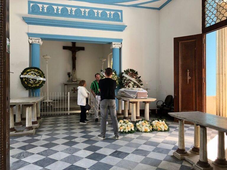 Corpo de Caçulinha, músico do Domingão do Faustão, é sepultado na Zona Oeste de SP