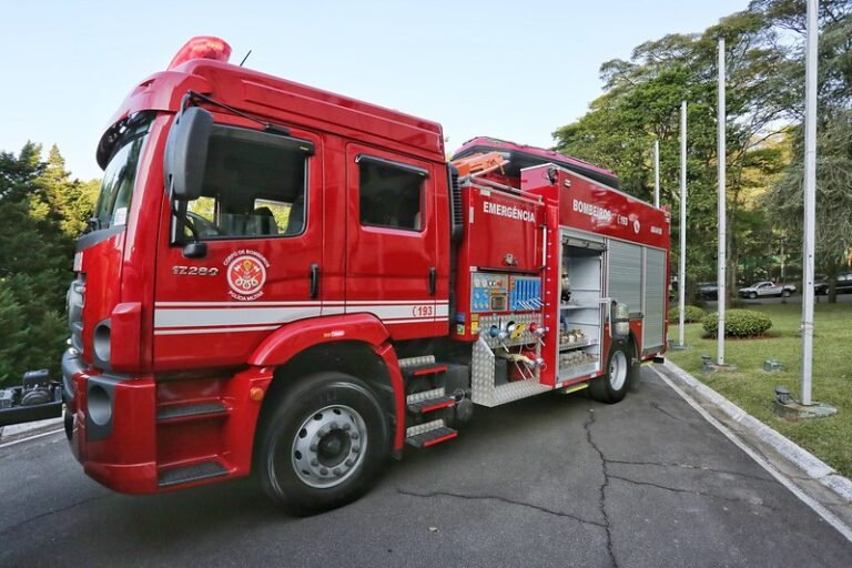 Bombeiros controlam vazamento de gás em comércio de Arcos