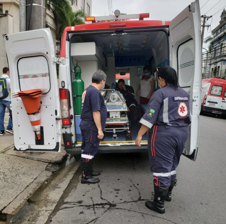 HOMEM É AGREDIDO NA CABEÇA POR POPULARES DEPOIS DE AMEAÇAR DONA DE BAR NO BAIRRO CALCITA, EM ARCOS