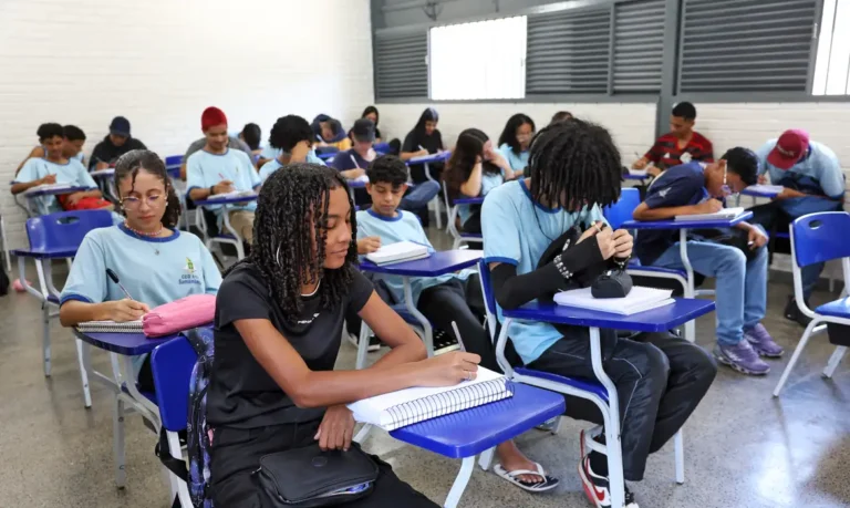 Governo libera primeira parcela do Pé-de-Meia para estudantes nascidos em maio e junho