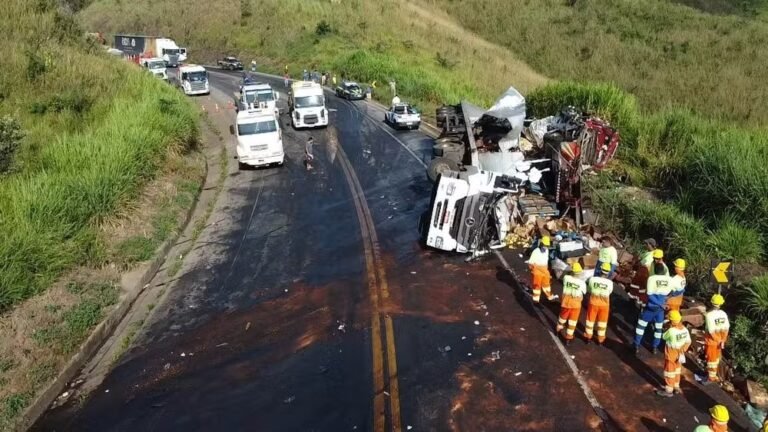 Acidente entre três caminhões deixa um morto na BR-262, em Luz