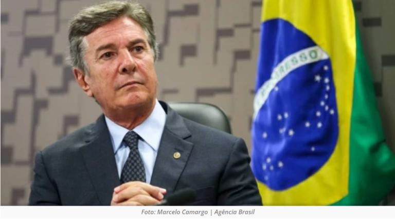 Ex-presidente Fernando Collor deixa presídio para cumprir pena em casa