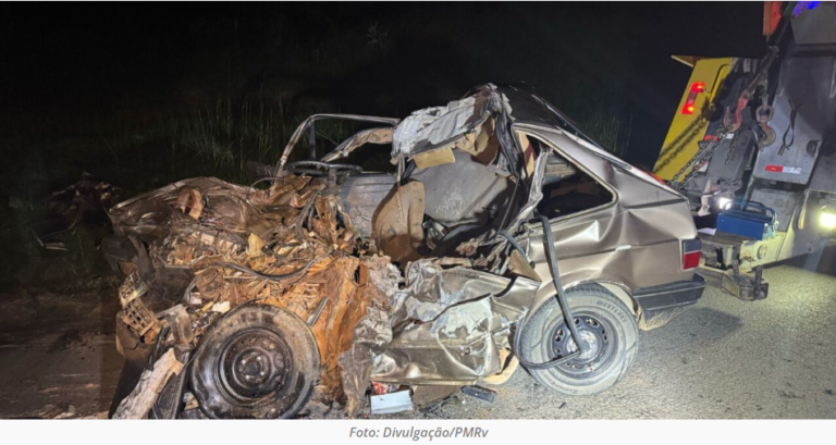 Colisão frontal entre carro e caminhão deixa uma vítima fatal na MG-050, em Pimenta