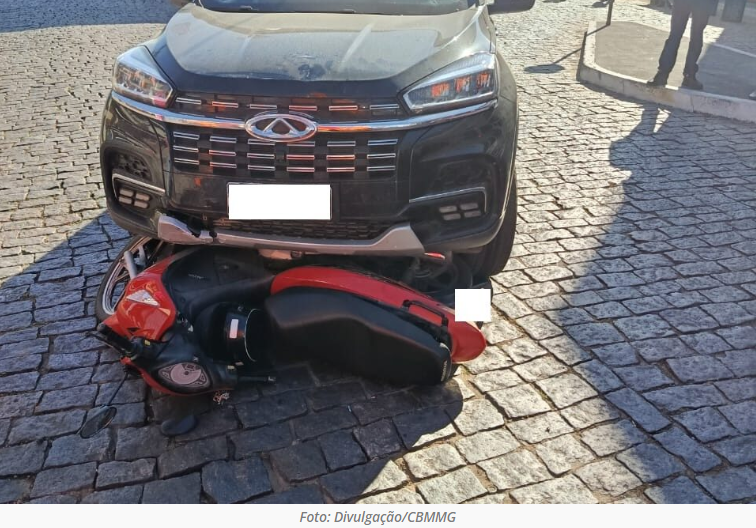 Colisão entre carro e motocicleta deixa duas pessoas feridas em Formiga