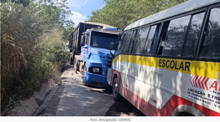 Colisão entre micro-ônibus escolar e carreta deixa duas pessoas feridas em Arcos