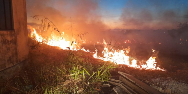Incêndio no bairro Planalto em Arcos com intervenção do Corpo de Bombeiros