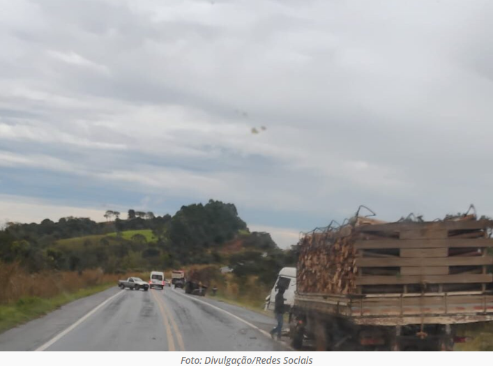 Acidente entre carreta e caminhão de lenha complica trânsito na BR-354, próximo à Formiga