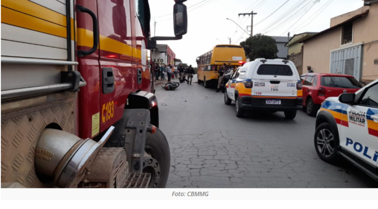 Mulher morre em grave acidente entre moto e micro-ônibus em Arcos