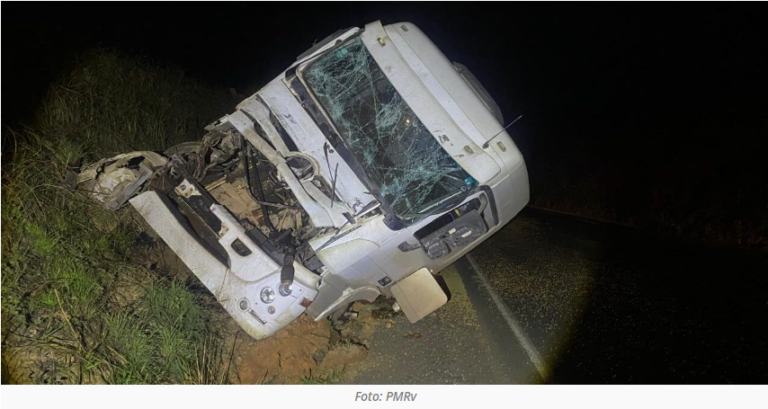 Motorista fica ferido em acidente entre carretas na MG-050