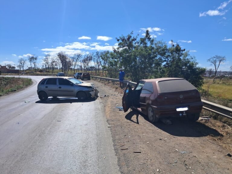 Colisão frontal entre dois carros deixa feridos na MG-170, em Arcos