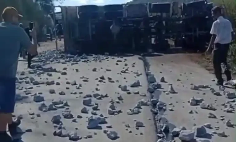 Vídeo: Acidente entre caminhão e carro interdita trecho da BR-354 em Campo Belo