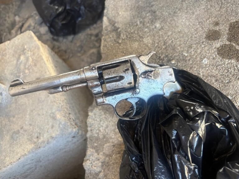 Investigação aponta homicídio após corpo ser encontrado próximo à linha férrea em Formiga; suspeitos são apreendidos